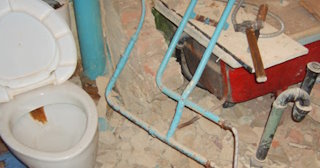 Профессиональный демонтаж перегородки ванной и туалета в Мелеузе - от 561 рублей